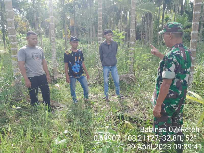 Babinsa Koramil 07/Reteh Sosialisasi Karhutla dan Patroli Rutin