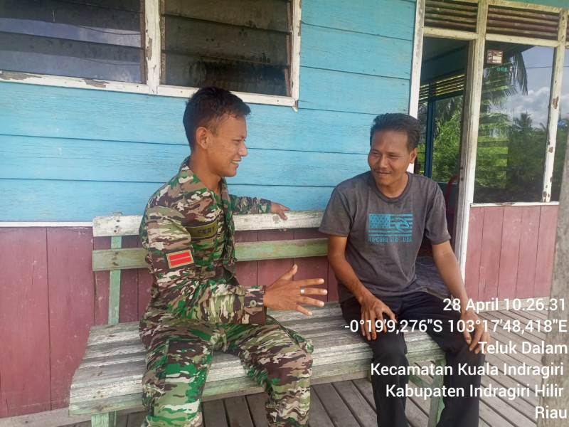 Jaga Keamanan dan Ketertiban Desa Bersama Babinsa Koramil 04/Kuindra