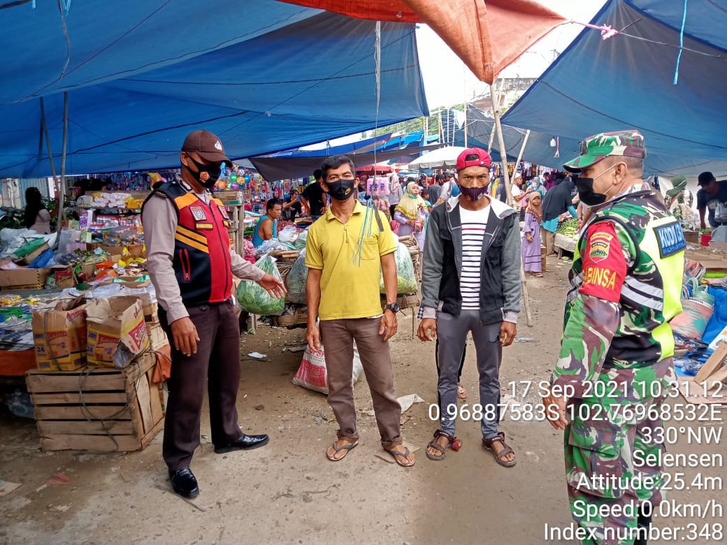 Terus Bersinergi, Babinsa 09/Kemuning dan Bhabinkamtibmas Tegakkan Protkes di Selensen