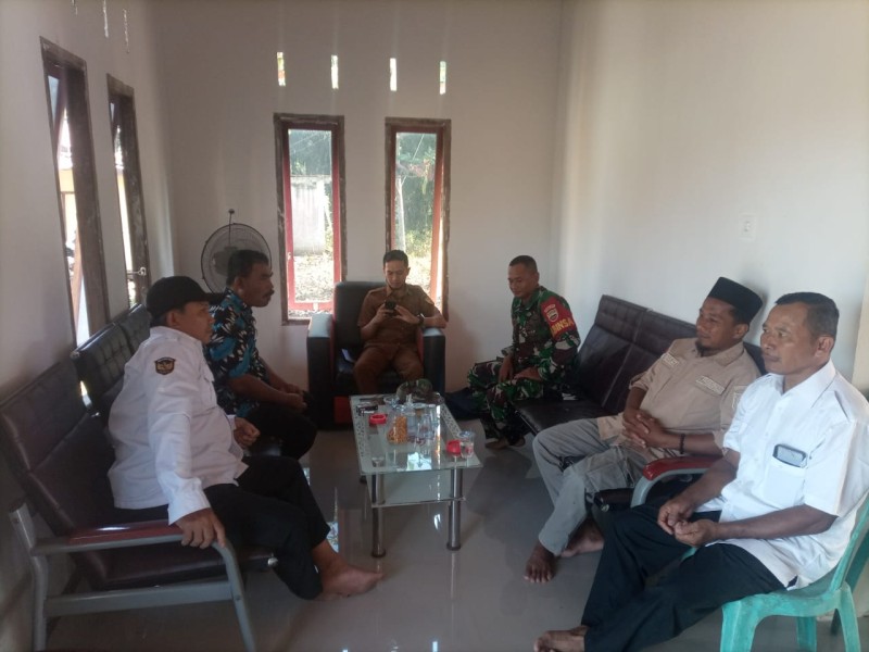 Babinsa Sertu M. Ade Putrawan Laksanakan Komsos dengan Staf Kantor Desa Karya Tunas Jaya