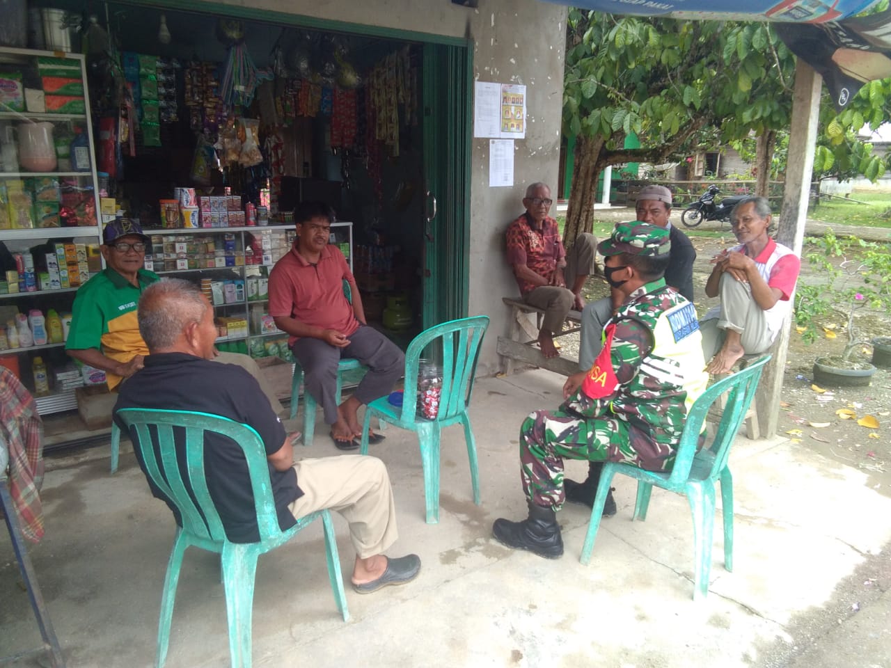 Babinsa Koramil 09/Kemuning Ajak Warga untuk Tidak Takut Divaksin