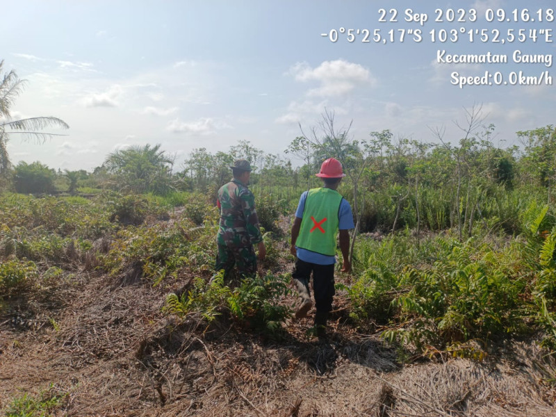 Babinsa 05/Gas Kopda Chandra Manto Lakukan Patroli Karlahut Di Desa Binaan