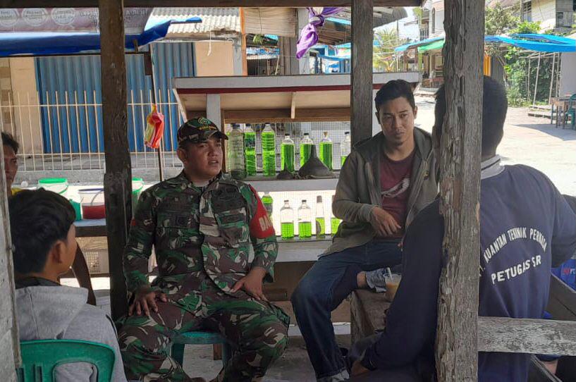 Babinsa koramil 05/Gas Pratu Risky Sormin  Komsos  Di Desa Binaan