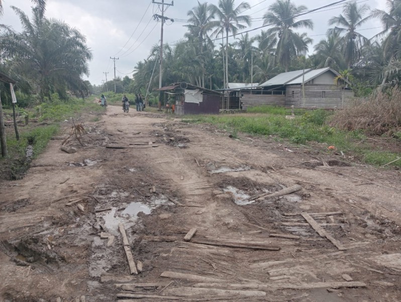 Warga Kecamatan GAS Menanti Janji 'Inhil Hebat' Agar Tak Ambil Alih Peran Pemerintah Daerah Yaitu Perbaiki Jalan