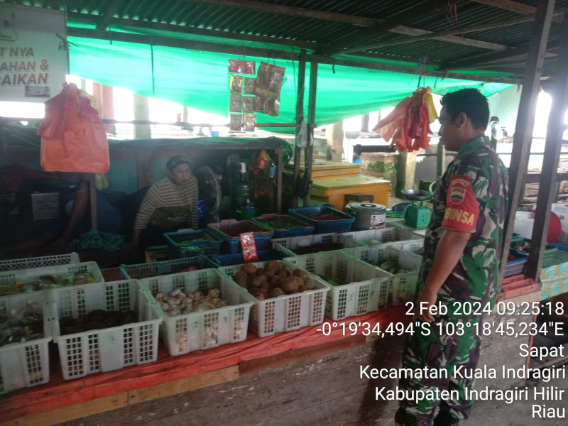 Babinsa Koramil 04/Kuindra Laksanakan Pengecekan Harga Hanpangan di Pasar Tradisional