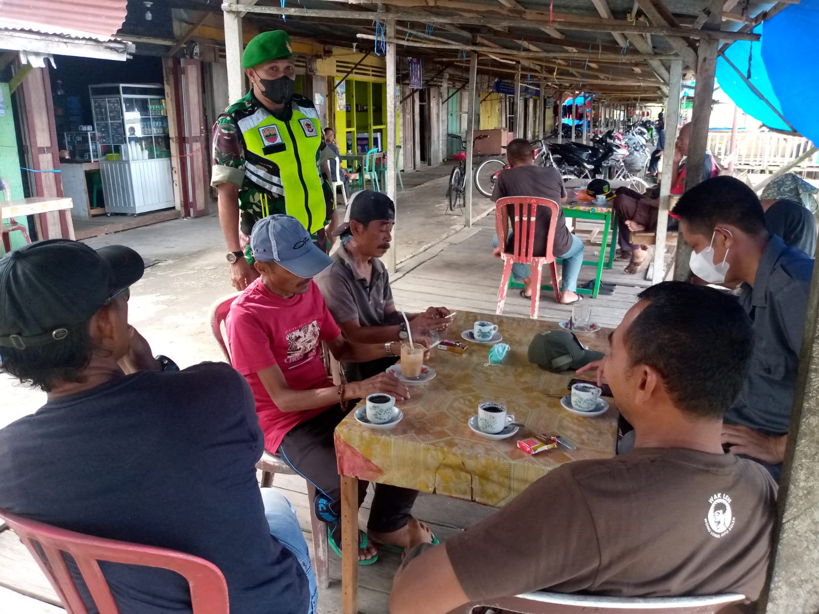 Anggota Koramil 04/Kuindra Ajak Diskusi Ringan Bersama Warga Terkait Prokes