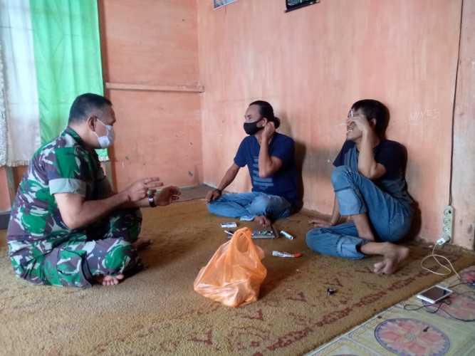 Babinsa Koramil 04/Kuindra Himbau Warga Agar Tetap Perhatikan Arus Pendek Listrik