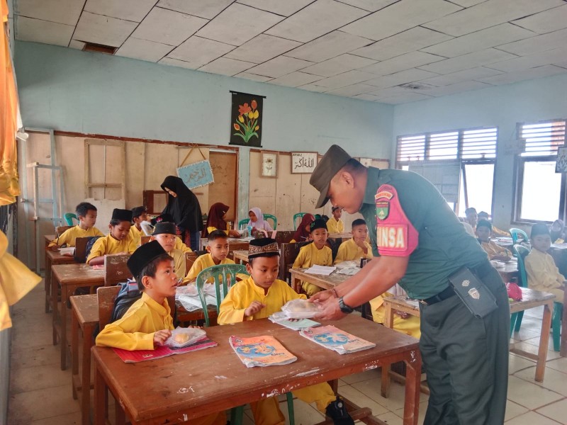 Babinsa Koramil 09/Kemuning Bantu Distribusi Menu Kering MBG