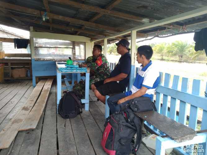 Babinsa Koramil 04/Kuindra Mengajak Warga Untuk Jaga Kebersihan