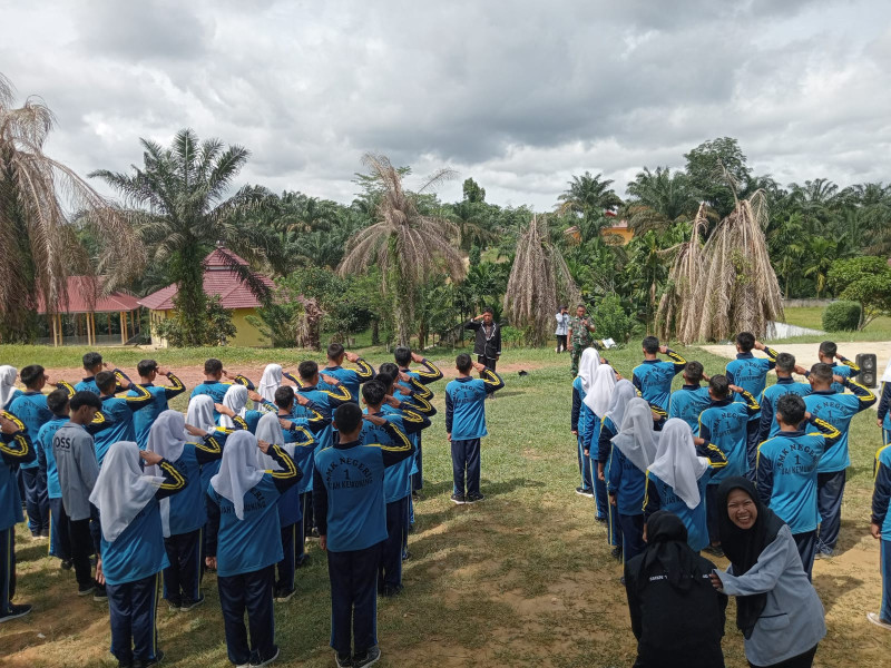 Babinsa Koramil 09/Kemuning Dampingi Sosialisasi MPLS di SMKN 1 Tuah Kemuning