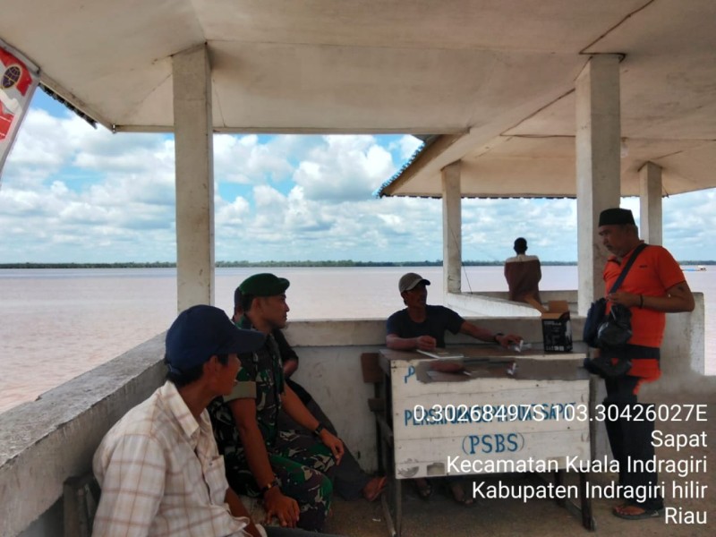 Babinsa Koramil 04/Kuindra Melakukan Komsos di Kampung Pancasila, Desa Perigi Raja