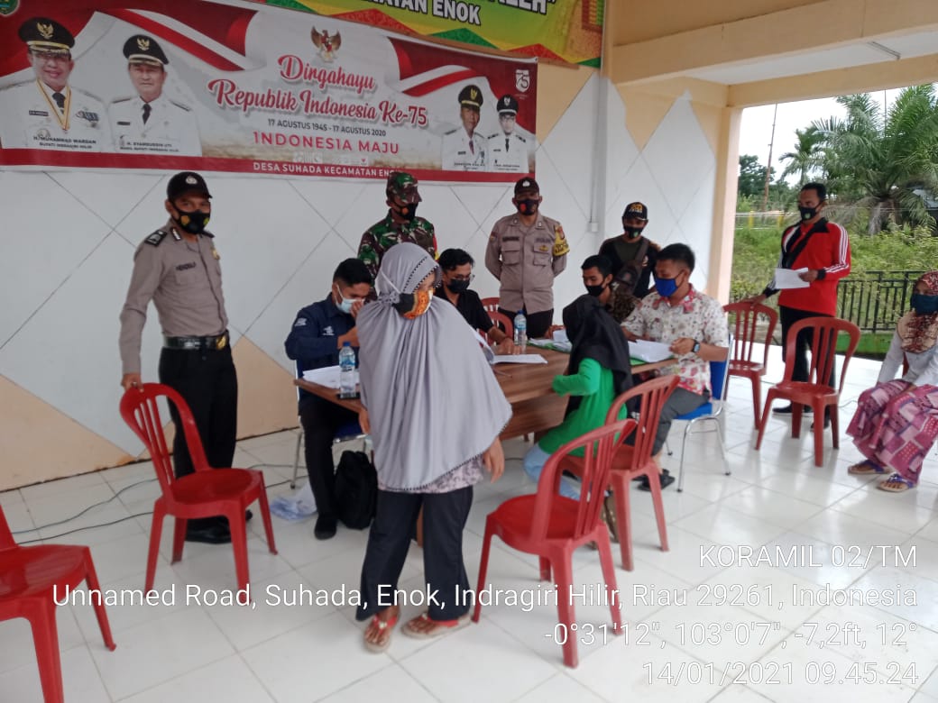 Babinsa Koramil 02/Tanah Merah dan Bhabinkamtibmas Kembali Dampingi Penyaluran BST di Desa Suhada