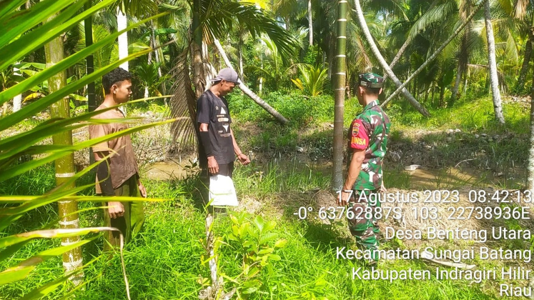 Babinsa Koramil 07/Reteh Patroli Rutin Karlahut Di Binaan Bersama Masyarakat
