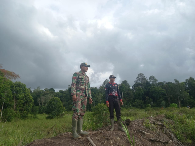 Antisipasi Kebakaran Lahan dan Hutan, Babinsa Koramil 05/Gas Pratu Sandi Wahyudi Bersama Masyarakat Melaksanakan Kegiatan Patroli Karlahut