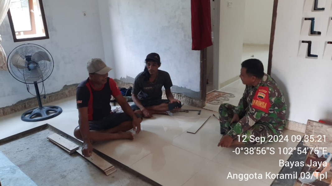Babinsa Koramil 03/Tpl Komsos Dengan Pekerja Bangunan