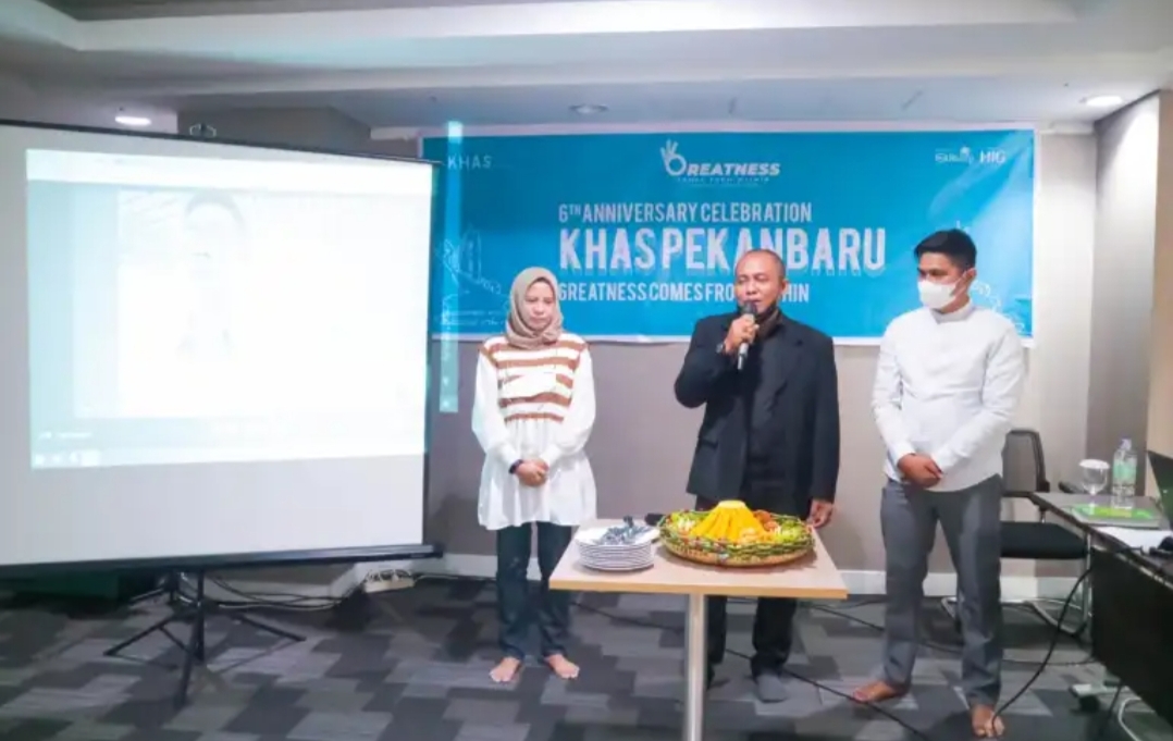 Anniversary ke-6, Seluruh Karyawan Khas Hotel Pekanbaru Gelar Doa Bersama dan Pemotongan Tumpeng