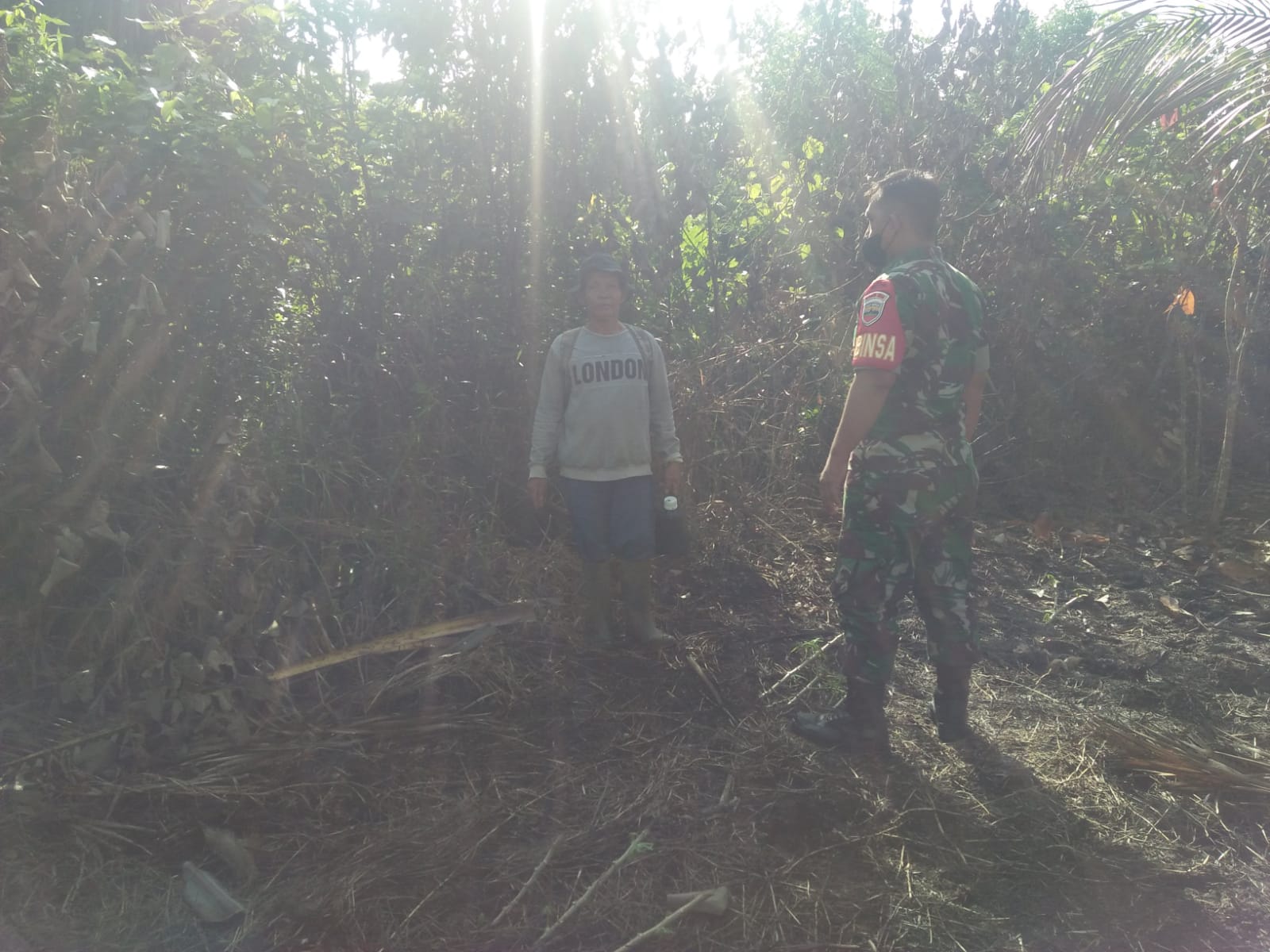 Babinsa Koramil 04/Kuindra Himbau Agar Tetap Waspada Terhadap Kebakaran Hutan dan Lahan