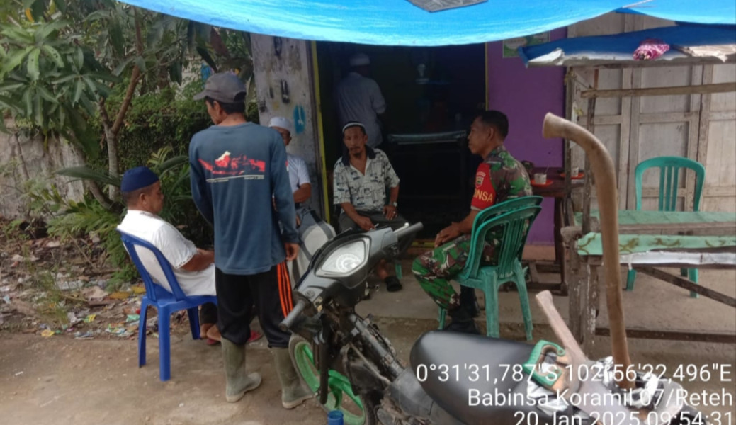 Babinsa Koramil 07/Reteh Gelar Komsos: Mengingatkan Bahaya Binatang Buas Pasca Bajir di Sungai Batang