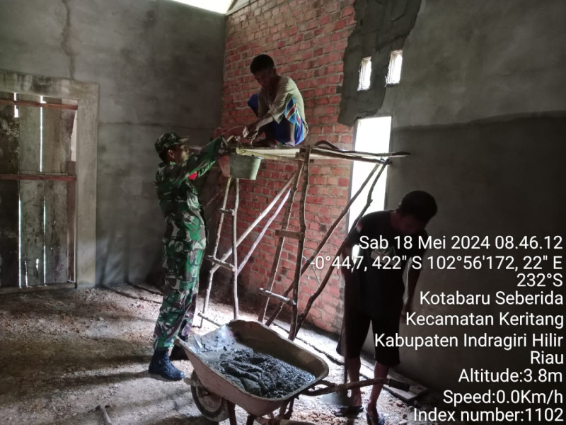 Giat Goro, Babinsa Koramil 09/Kemuning Bantu Masyarakat Untuk Memperbaiki Rumah