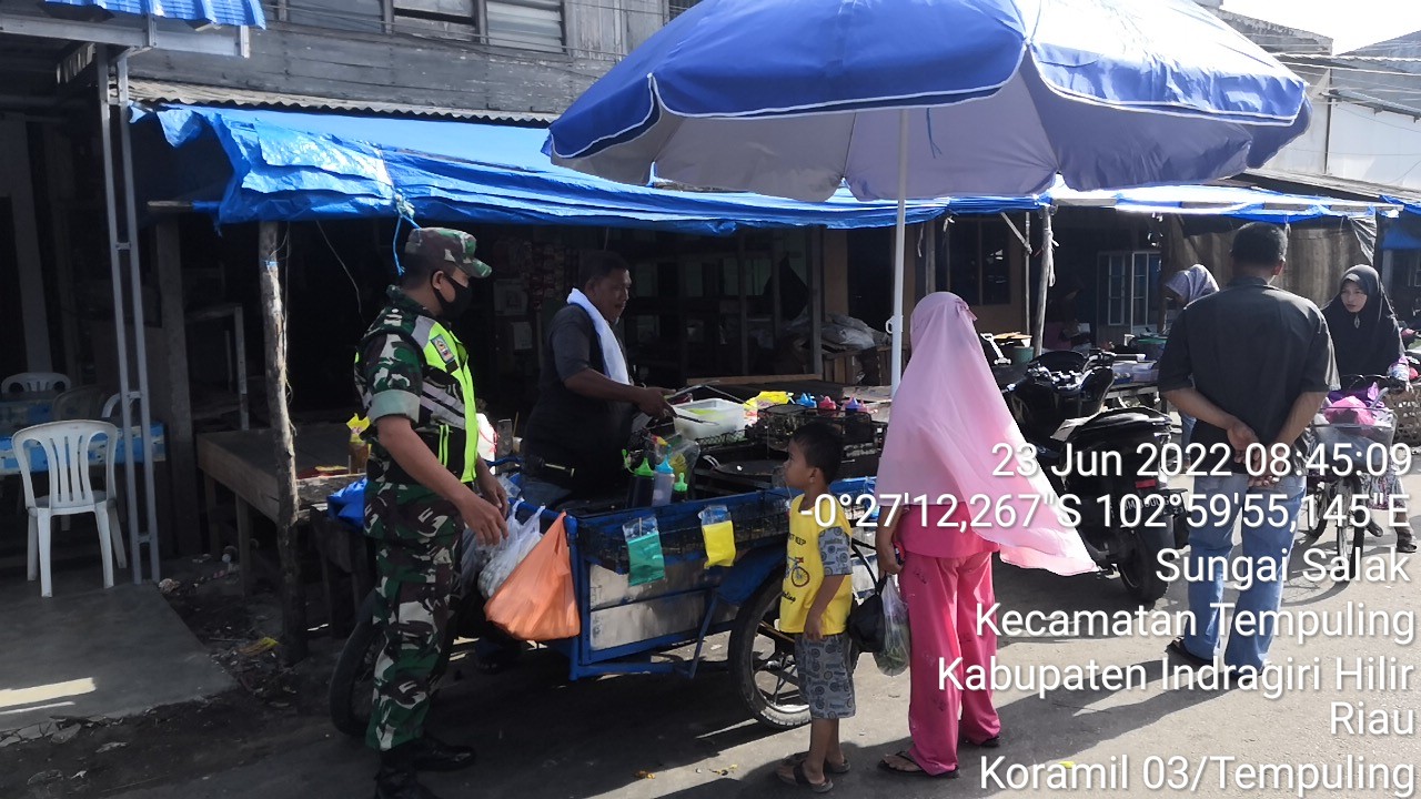 Patroli ke Pasar, Babinsa Koramil 03/Tempuling : Jangan Lepas Masker, Covid-19 Masih Ada