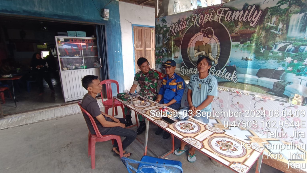 Babinsa Koramil 03/Tpl Serda JG Huatauruk Komsos Dengan Anggota Damkar dan Warga di Wilayah Binaan