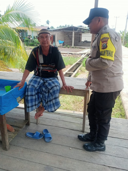 Bhabinkamtibmas Desa Terusan Kempas Brigadir Akmaluddin Sambang Desa Binaan dan Sampaikan Pesan Kamtibmas di Wilayah Binaan