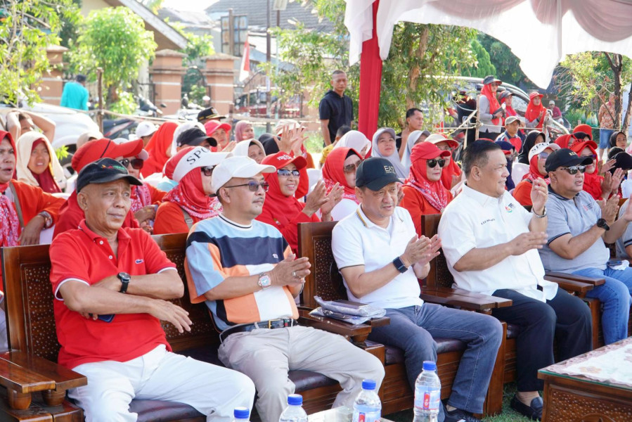 Dalam Rangka Memeriahkan HUT RI, Pj Bupati Kampar Bersama Sekdaprov Resmi Lepas Jalan Santai