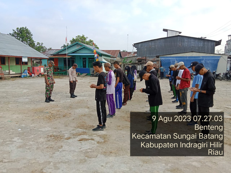 Babinsa Koramil 07/Reteh Terus Melatih Pasukan Paskibra Untuk Upacara HUT RI Ke 78 Nantinya