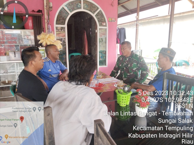 Komsos dengan Ketua RT dan Pemuda, Babinsa 03/Tpl Serma Syamsul Azman Ajak Jaga Keamanan