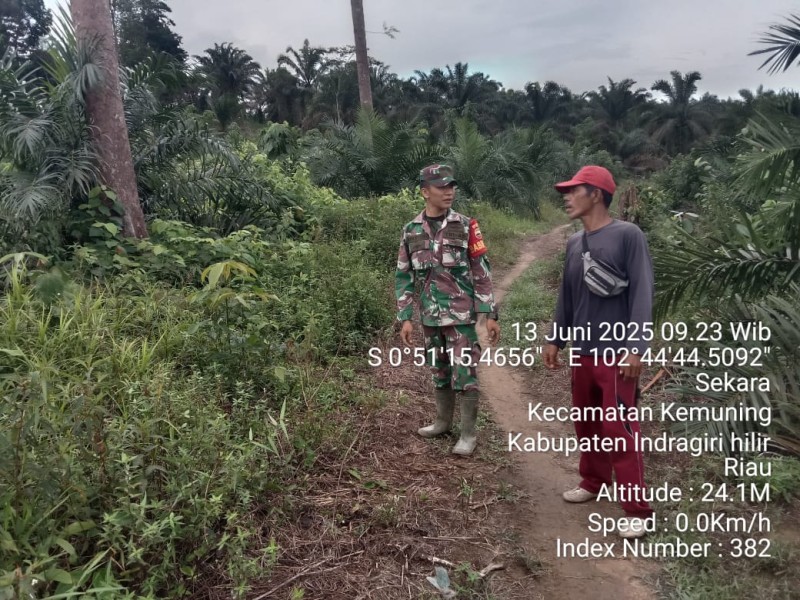 Cegah Kebakaran, Babinsa Koramil 09/KMG Giat Patroli di Desa Binaan