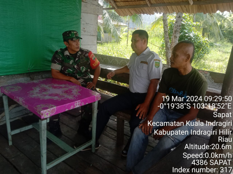 Babinsa Koramil 04/Kuindra Selalu Aktif Menegur Warga Apabila Merokok di Jalan Selama Bulan Ramadhan