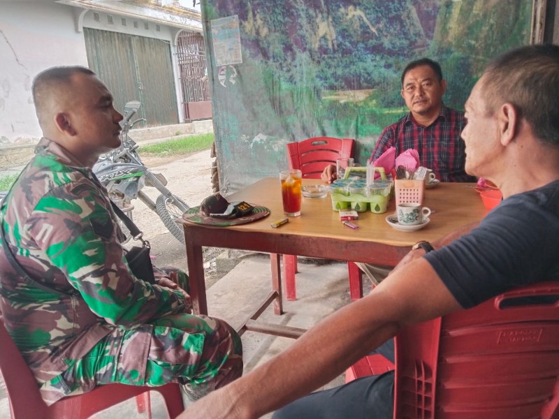 Babinsa Koramil 07/Retej Hadir di Tengah-Tengah Warga untuk Meningkatkan Hubungan antara TNI dan Rakyat
