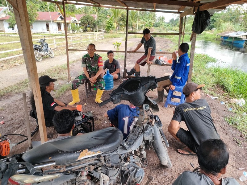 Babinsa 03/Tempuling Gandeng Warga Awasi Potensi SDM Desa Sungai Gantang