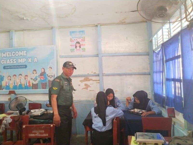 Serda Darmadi Koramil 09/Kemuning Kawal Distribusi Makan Bergizi Untuk 17 Sekolah Dan 8 Posyandu