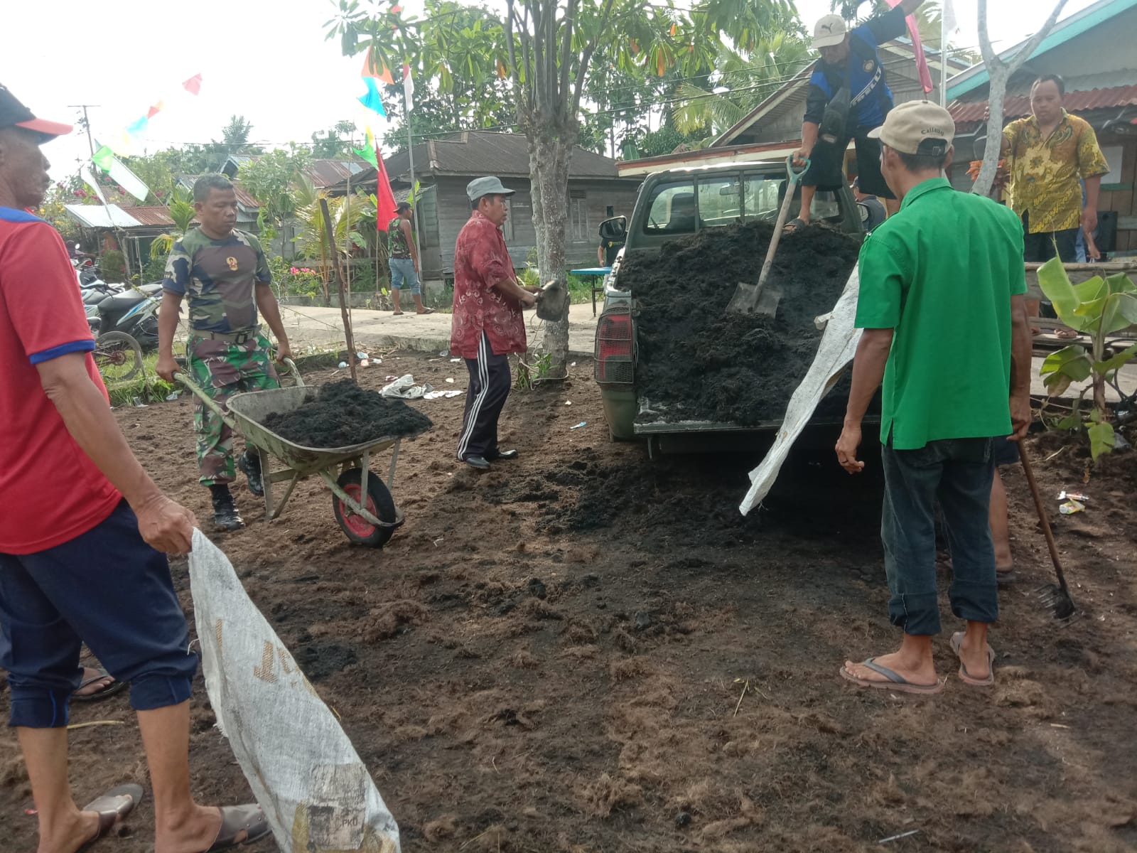 Tumbuhkan Semangat Gotong Royong, Babinsa Koramil 03/Tempuling Bantu Warga Timbun Jalan Berlubang