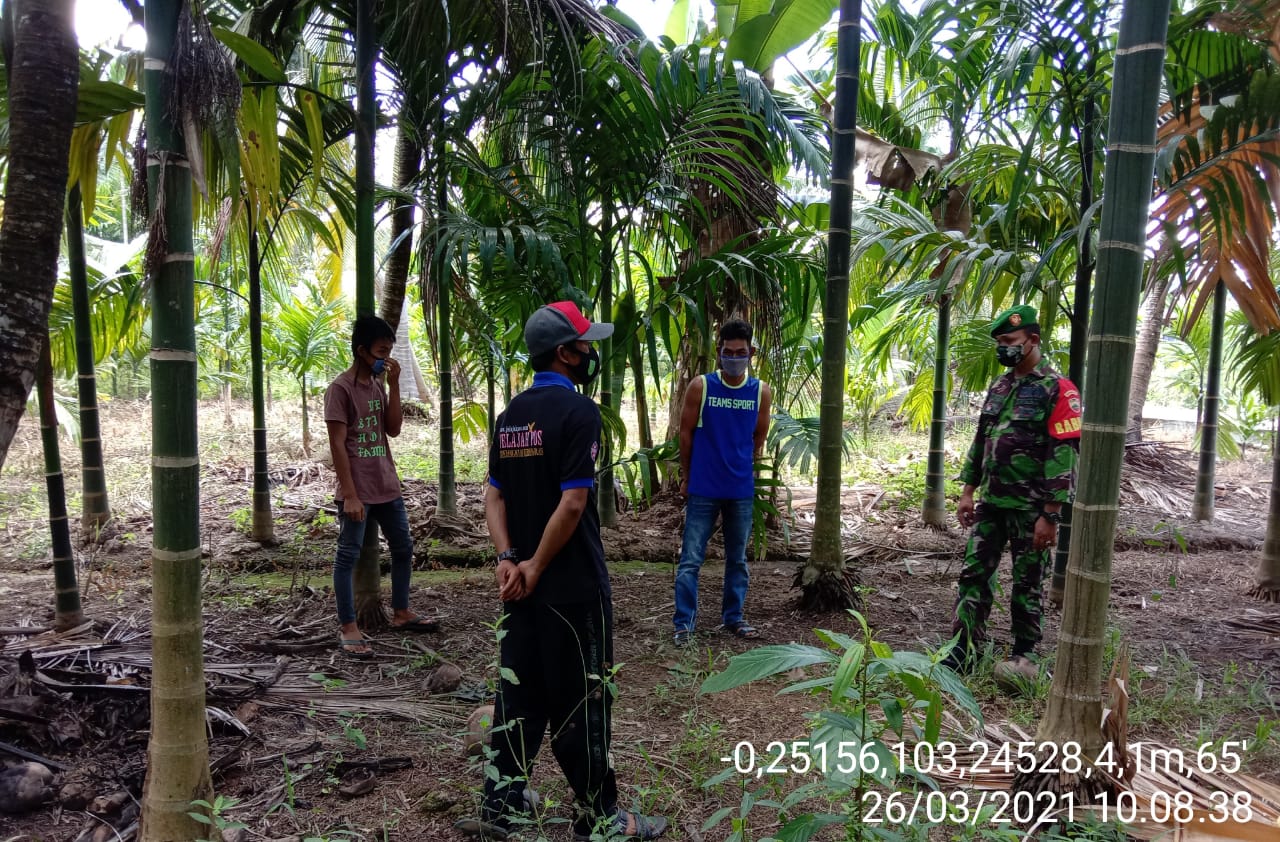 Babinsa Koptu Ronald Manalu Laksanakan Patroli Karlahut Bersama Warga 