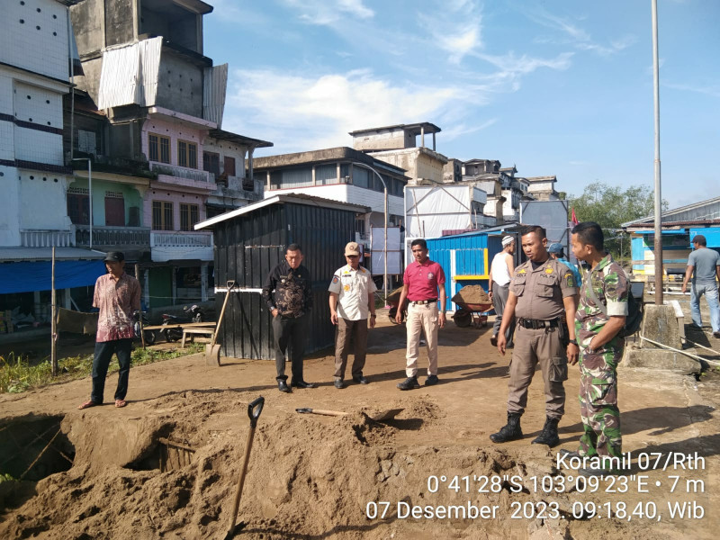 Akibat Kelebihan Beban, Babinsa Koramil 07/Reteh Tinjau Langsung Dam Pelabuhan Yang Ambruk