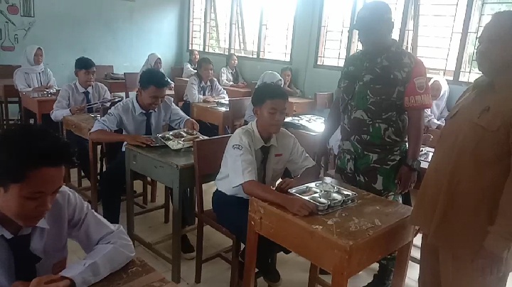 Koramil 09/Kemuning Dukung Kegiatan MBG di Kelurahan Selensen dan Desa Keritang Hulu
