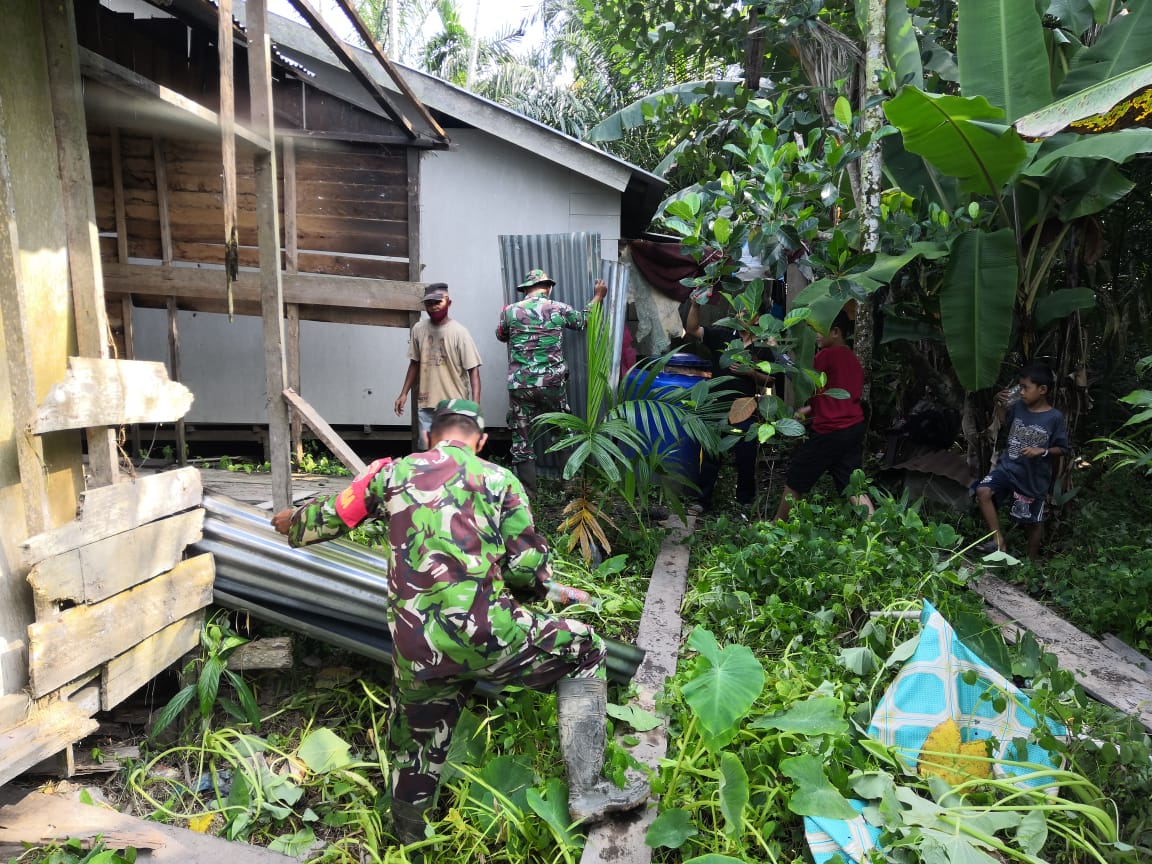 Kebersamaan Babinsa 03/Tempuling Dalam Gotong-Royong Bongkar Rumah Tidak Layak Huni (RTLH)