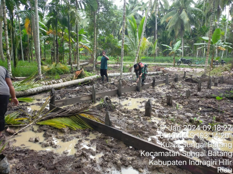 Giat Goro Bersama Babinsa Koramil 07/Reteh Kopda Irawan Bersama Masyarakat Setempat