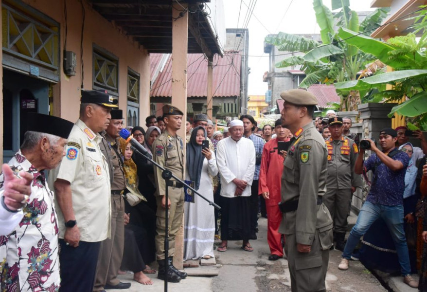 H.Syamsuddin Uti Pimpin Apel Pelepasan Jenazah Salah Seorang Anggota Satpol-pp Inhil Yang Meninggal Dunia.