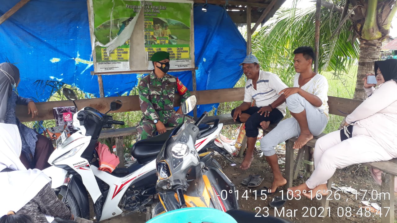 Sambil Bercengkrama dengan Masyarakat, Serda Januar Sampaikan Himbauan Terkait Hal Ini