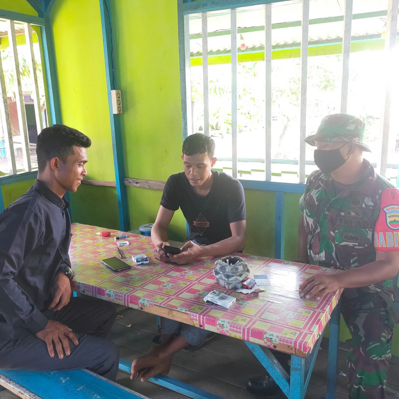 Peduli Terhadap Lingkungan, Kopda Denny. S Terus Lakukan Komsos