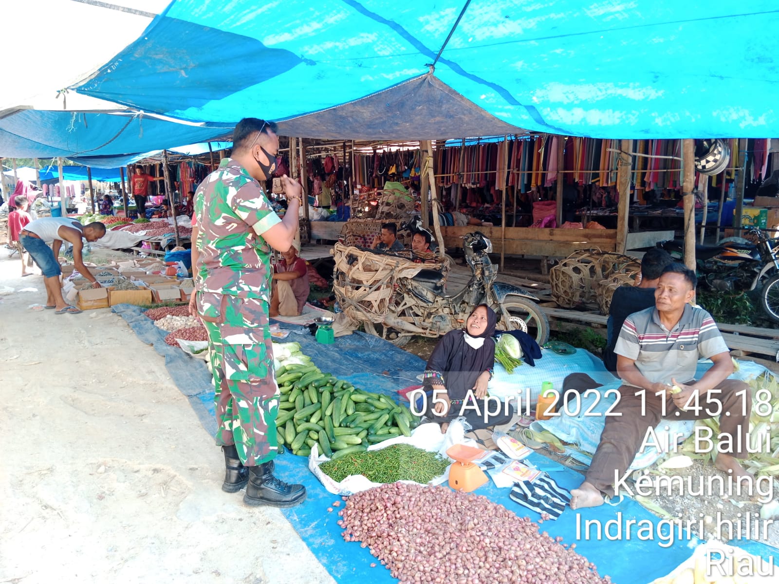Protokol Kesehatan Tetap Jadi Fokus Babinsa Koramil 09/Kemuning di Pasar Desa Air Balui