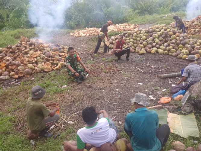 Babinsa Koramil 04/Kuindra Selalu Jaga Kebersihan Di Lahan dan Hutan Warga