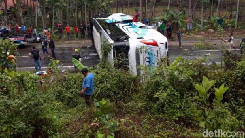 Bus Pariwisata Terguling di Pangandaran, Puluhan Penumpang Luka