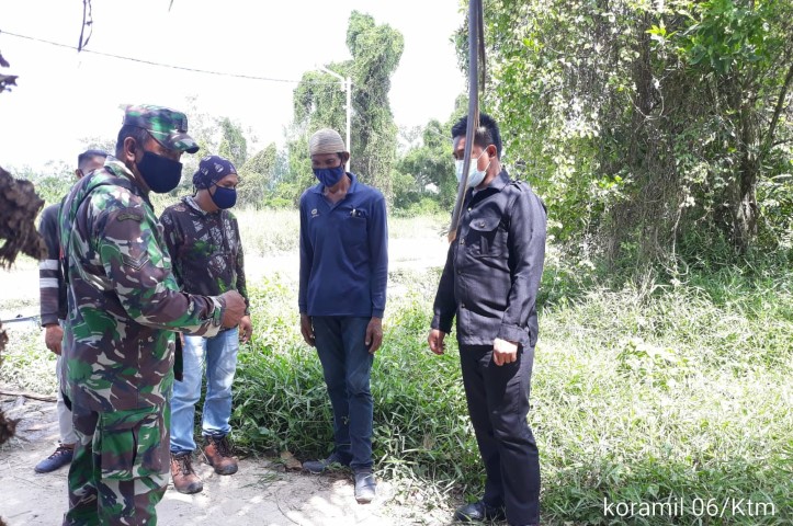 Sertu Wirman Laksanakan Patroli Karhutla Bersama Warga di Desa Air Tawar