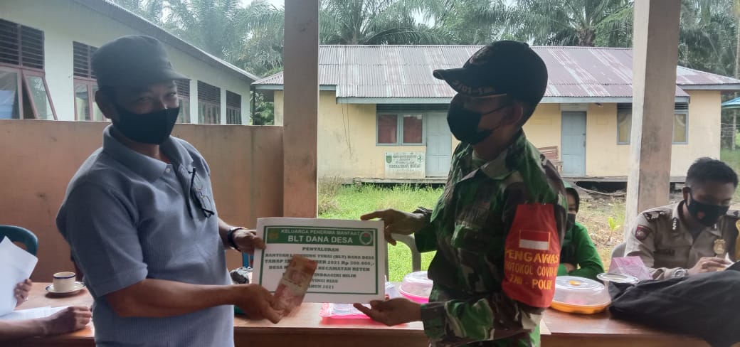 Babinsa Koramil 07/Reteh Dampingi Penyaluran BLT di Desa Mekar Sari