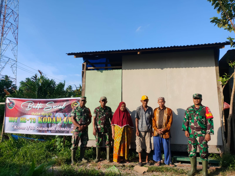 Anggota Koramil 10/Pelangiran Sudah Selesai Pemasangan Dinding di Salah Satu Rumah Warga