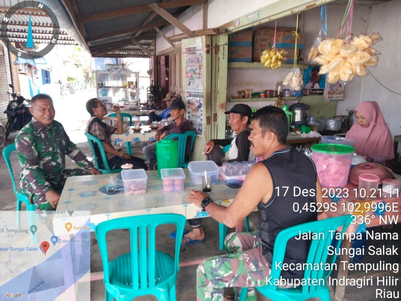 Komsos Dengan Juru Parkir, Babinsa 03/Tpl Ingatkan Kewaspadaan